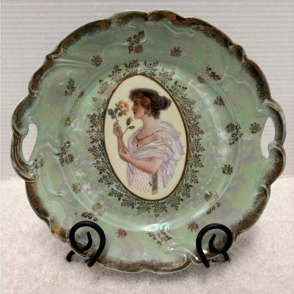 Prov Saxe Erdmann Schlegelmilch E.S.
Germany 10" Plate Lady Smelling Flowers